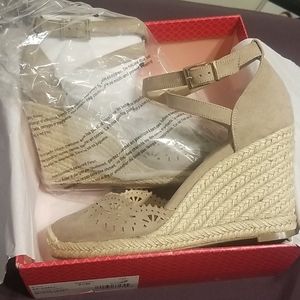 New in box Kelly and Katie Wedge sandals